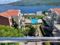 Sunny two bedroom apartment Acacia Hills C3 with shared pool - Chambres d'hôtes Herceg Novi