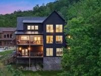 Hot Tub with Sauna, Indoor Pool and Sleeps 20 - B&B Sevierville