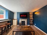 Rustic 18th century stone cottage with fireplace and parking - B&B Crowborough