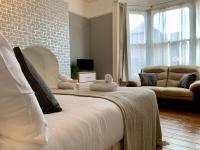 6BR Home with Parking Near Wolverhampton - Bed and Breakfast Willenhall