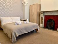 6BR Home with Parking Near Wolverhampton - Bed and Breakfast Willenhall