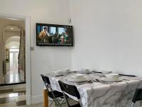 6BR Home with Parking Near Wolverhampton - Ferienwohnung Willenhall