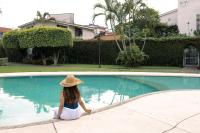 Casa Viveros cerca de jardines 3 recamaras albercas y 2 estacionamientos - Chambres d'hôtes Jiutepec