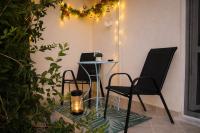 Cozy Adriatic Apartment - 5 min walk to beach & free parking - Bed and Breakfast Podstrana