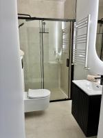 Nowo wybudowany Apartament w Centrum, Garaż Podziemny, Balkon, Winda, Wideodomofon, Wynajem na Doby - Chambres d'hôtes Białogard