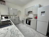 Modern & Spacious 3 Bedroom Home Sleeps 5 - B&B Crewe