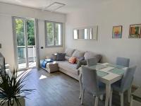 Azzurro Sea View Apartment with Parking and Balcony 5 min Walk to Beach - Chambres d'hôtes Bergeggi