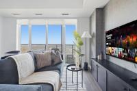 Sleek 2BR Condo with Private Patio & Parking - B&B Toronto