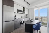 Chic 2BR Retreat Modern Comfort and Prime Location - B&B Toronto