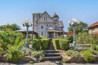 1895 Victorian Home on Historic Walnut Street - B&B Springfield