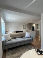 Modern Serviced Apartment in the Heart of Yeadon - B&B Yeadon