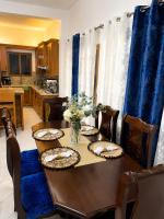 Hermosa Villa con vista a la montaña, Piscina, BBQ, Jacuzzi, Rio cerca - Chambres d'hôtes Jarabacoa