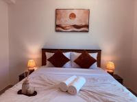 Elegant 3BR Apartment with Stunning Waterfront Views - Chambres d'hôtes Charjah