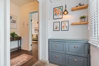 Comfortable 3-Bed House in Leeds by 53 Degrees Property, Sleeps 5 with Parking & Garden! - Chambres d'hôtes Elland