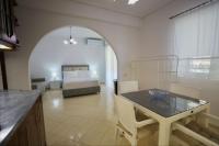 Estudio con cama extragrande y sofá cama
