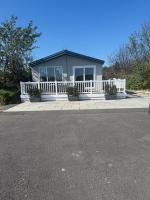 Luxury lodge within walking distance of Benllech - B&B Benllech