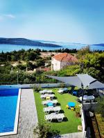 Villa Confido - Luxury 3BR Apartment with Private Pool near Trogir - Ferienwohnung Seget Donji