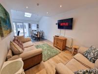 Luxury Sleeps 11 Kirkby Home by City SuperHost - B&B Kirkby