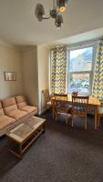 Newly refurbished cosy ground floor 2BR flat - Beach 5 min walk - Private Parking - 3 beds - sleeps 4-6 - B&B Bournemouth
