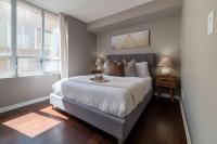 Trendy Retreat Chic 2BR Suite Near City Sights - Ferienwohnung Toronto