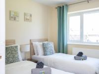 4 Bed House, With Garden, Close To Gatwick - B&B Ifield