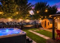 Nordic Spa Escape - Hot Tub - Fire Table - BBQ - Barrel Sauna - B&B Edmonton
