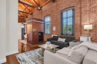 Jennifer's Historic Riverfront Loft Private Patio - B&B Providence