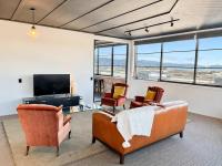 Sunny 3BR Petone Apt - Close to Shops Transit - B&B Lower Hutt