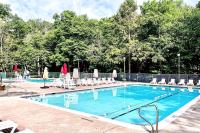 Sandlewood Getaway - Fire Pit , Pool & Hot Tub - B&B East Stroudsburg
