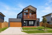 Island Family Retreat by Ready Set Stay - BYO Sheets and Towels - Bed and Breakfast Cowes