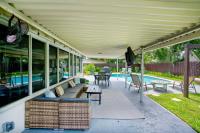 Eagle's Way with Firepit Heated Pool and Sunroom Near BEACH - B&B Lake Park