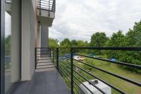 Blisko lotniska 3 os studio z balkonem i parkingiem by City Host - B&B Łódź
