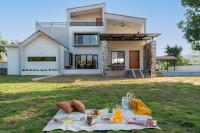 Saffronstays Crimson Crest - B&B Khopoli