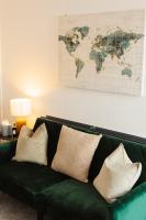 Modern 2BR Widnes Home Near Liverpool & Manchester, Sleeps 5, WiFi & Garden, Long Stay Accommodation - B&B Halton
