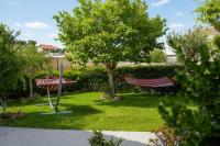 Valira Cozy Home w Rustic Charm & Private Garden - Chambres d'hôtes Valýra