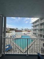 Cozy Beachside Condo - Steps to Ocean - New Smyrna Beach - B&B New Smyrna Beach
