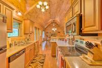 Peaceful 3BR Cabin w/ Mountain Views & Large Deck - B&B Waynesville