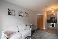 Central 2-Bed Derby Apt | Near Derbion & Station - Chambres d'hôtes Derby