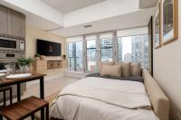 Scenic View Condo Near UofT Sleeps 4 with Sofa Bed! - B&B Toronto