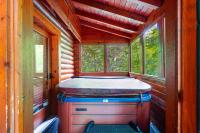 Cozy Family Cabin w/ Hot Tub ~ 4 Mi to Dollywood! - B&B Pigeon Forge