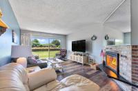 Pet Friendly Suite with Kitchen and Patio - Pool and Hot Tub - Bed and Breakfast Ocean Shores