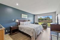 King Bed Pet-Friendly Studio with Pool and Hot tub - B&B Ocean Shores