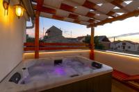 Holiday House Blazov Dvor with jacuzzi - B&B Zaton
