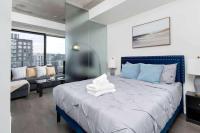 Chic downtown condo with patio Stylish 1BR retreat - Chambres d'hôtes Toronto