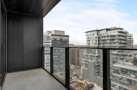Chic downtown condo with patio Stylish 1BR retreat - Chambres d'hôtes Toronto