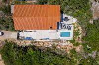 Beachfront Villa Marivi with Pool, Jacuzzi and Game Room - B&B Podglavica