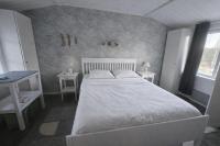 Modern cottage near lake & beach, family-friendly - B&B Gnesta