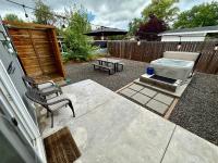 Southern Comfort - Hot tub - Modern - Relaxing - B&B Central Point