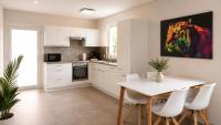 CROWN LIVING Design Apartment Altach - Ideal für Feriengäste und Geschäftsreisende, kostenloser Parkplatz, WLAN, Küche, Self Check-in - Chambres d'hôtes Altach