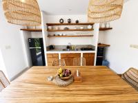 Villa Mei 2BR Pool, 200m from Seseh Beach - Bed and Breakfast Dalung